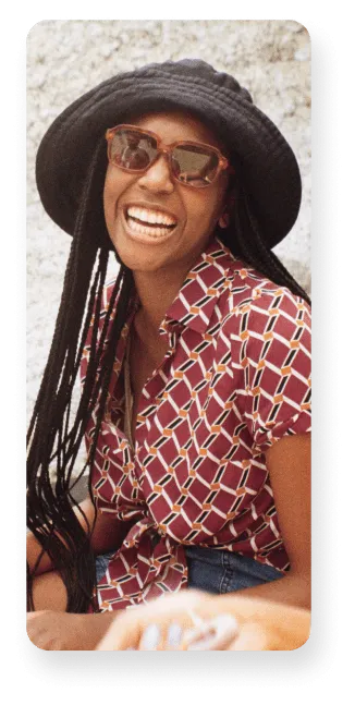 WhatsApp 用户的资料图像，一位女性在开怀大笑